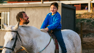 A equoterapia é uma abordagem terapêutica que utiliza cavalos como parte integrante do processo de reabilitação de pessoas (Foto: Getty Images)